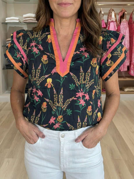 Črna cvetlična bluza s kontrastnimi obrobami in naborki