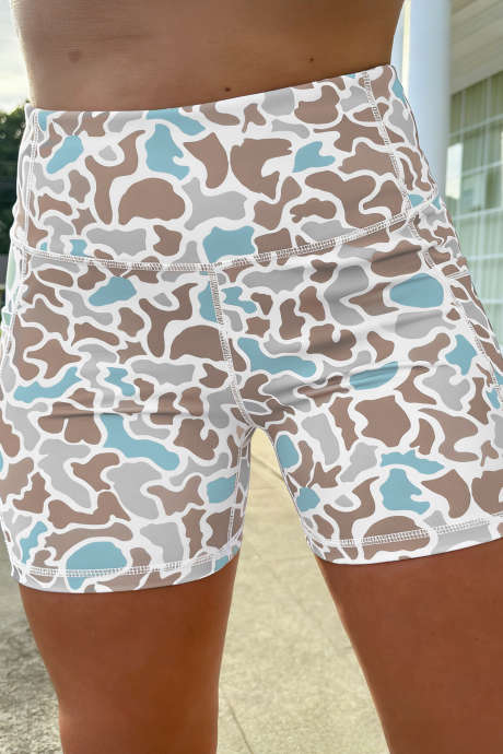 Kaki abstraktne bikerske kratke hlače s potiskom in detajli šivov v kamuflažni barvi