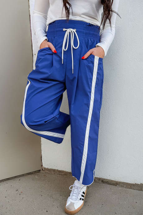 Temno modre kontrastne črtaste skrajšane ležerne hlače z zategljivo vrvico v pasu