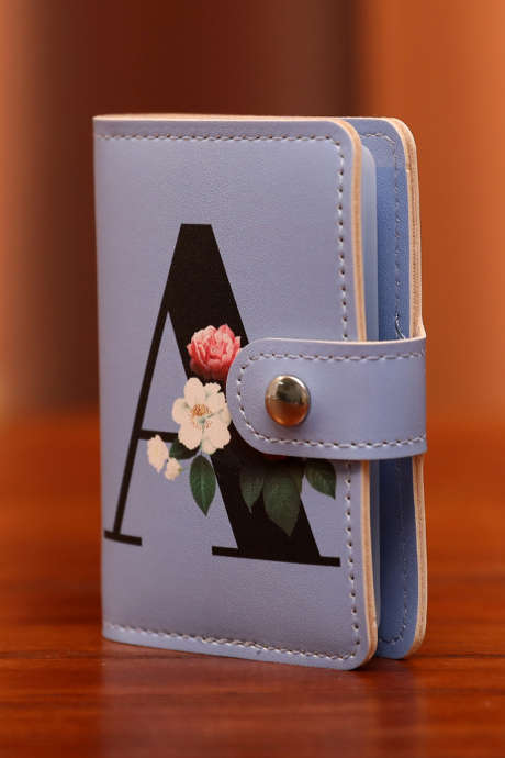 Usnjena torba za kartice z napisom "Sumrak modra roža"