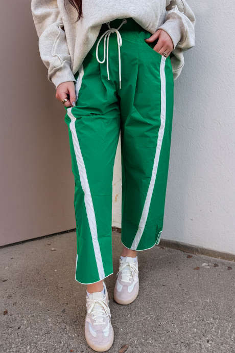 Svetlo zelene kontrastne črtaste skrajšane ležerne hlače z zategljivo vrvico v pasu