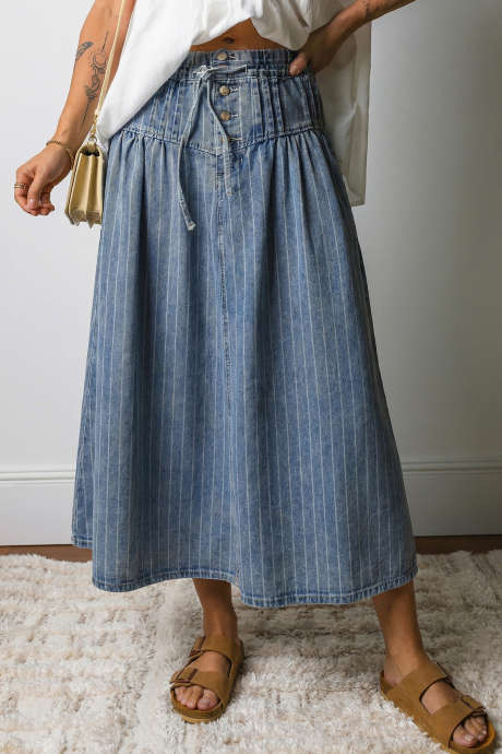 Rok met lichtblauwe strepen