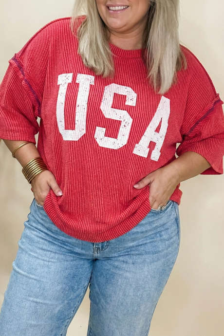 Ognjeno rdeča majica z vzorcem plus size z zasukanimi rebri in vintage potiskom črk ZDA