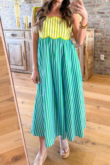 Grønn stripete kamskjellformet kontrasterende lappeteppe med knutestropper og midikjole