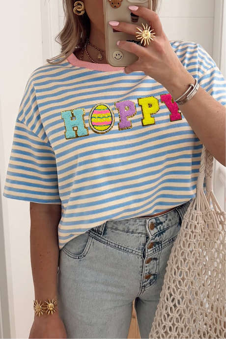 Nebeško modra črtasta majica z okroglim izrezom HOPPY in našitimi grafičnimi vzorci ženilje