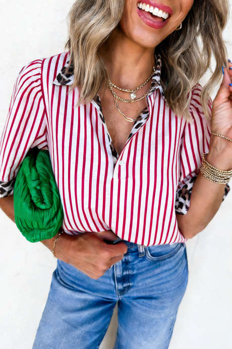 Bluza z rdečimi črtami in leopardjim kontrastnim robom ter gumbi na pol