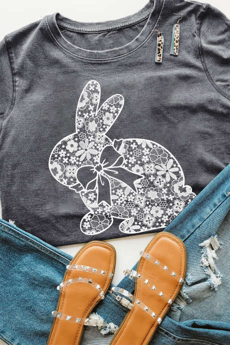 Siva majica z imitacijo čipke DTF z velikonočnim potiskom zajčka