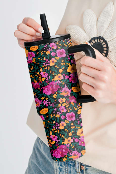 Črna skodelica z retro cvetličnim potiskom in slamico