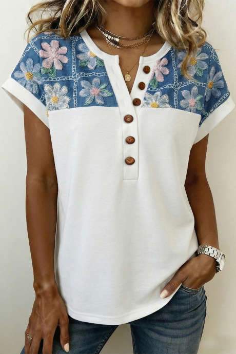 Bel top z barvnimi bloki in cvetličnim vzorcem na pol gumbov
