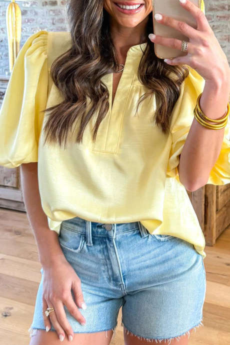 Satijnen blouse met gele klaprozenprint