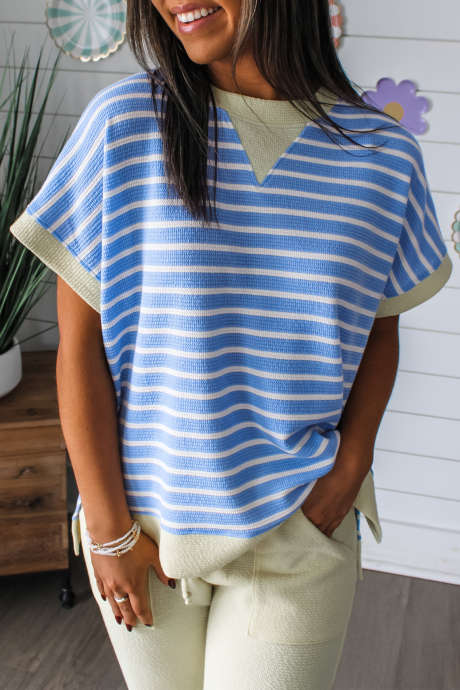 Nebesno moder črtast top s kontrastnim robom in kratkimi rokavi