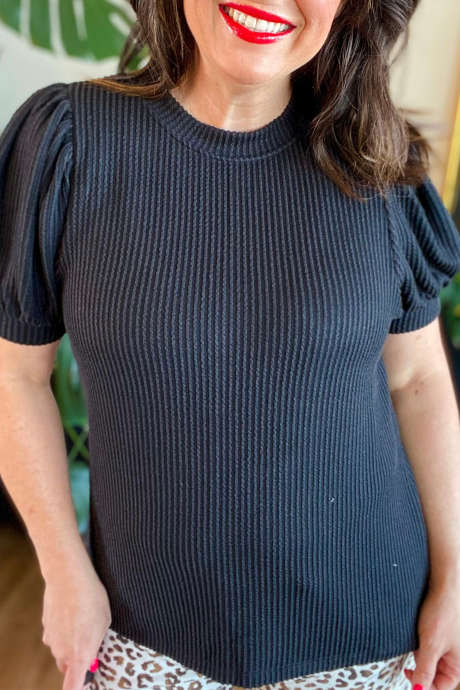 Zwarte/roze top met krullende ribbels en pofmouwen van Zenana