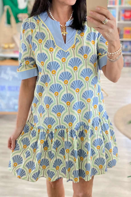 Hemelsblauwe mini-jurk met geweven print en contrasterende details.