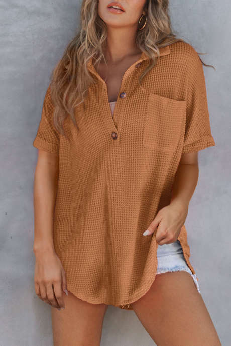 Kostanjeva zračna polo majica z okroglim robom in žepom na prsih z vaflji