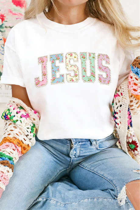 Bela majica z grafičnim napisom JESUS ​​s cvetličnim vzorcem in bisernim potiskom