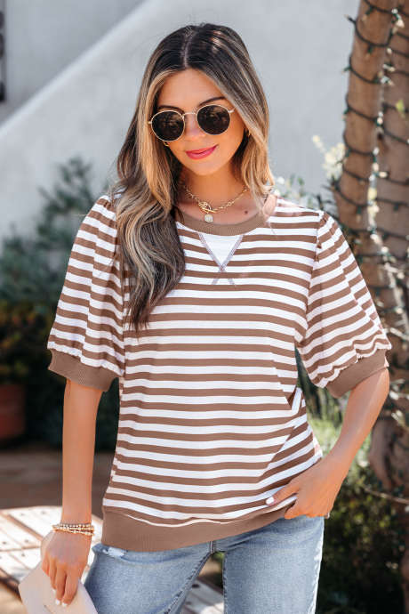 Oranžna črtasta majica s kratkimi mehurčkastimi rokavi