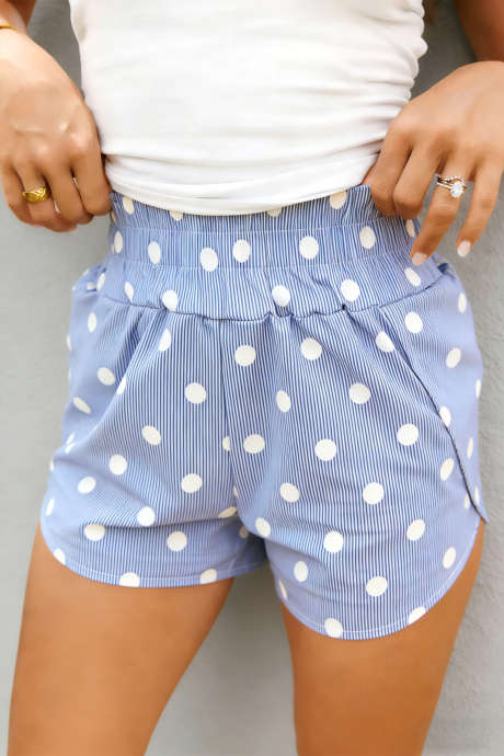 Himmelblå polkaprikkete shorts med høy midje og avslappet passform