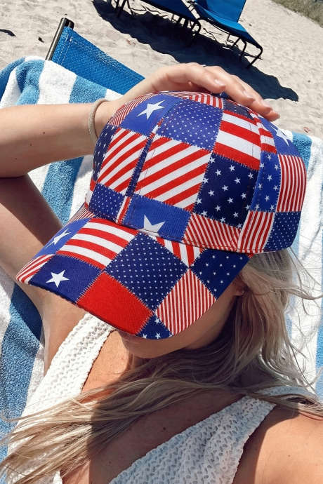 Temno modra baseball kapa s potiskom zvezd in črt