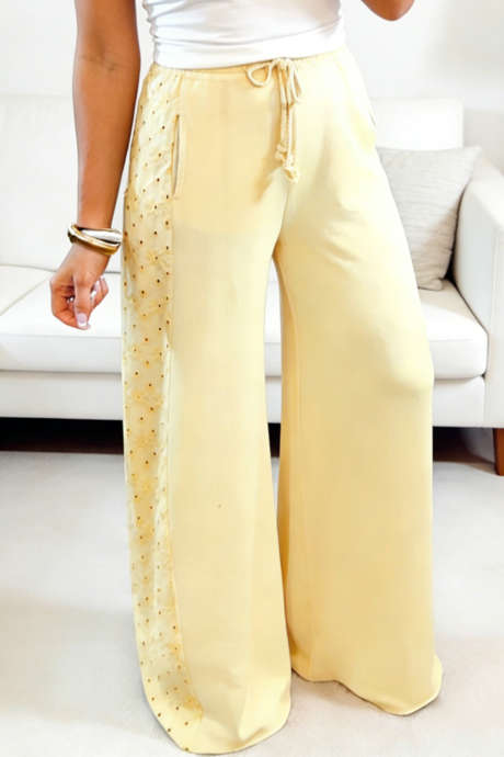 Gule kremfargede bukser med brodert blondepanel og vide ben