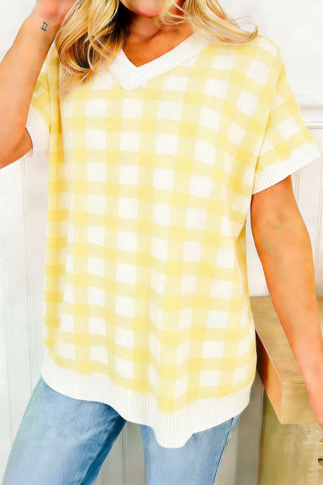 Gul prikkete/rutete trykk ribbet kant V-hals kortermet strikkegenser