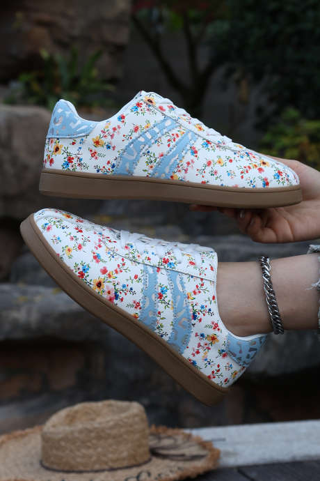 Raceschoenen in rood met een frisse bloemenprint en kleurblokken. Veterschoenen.