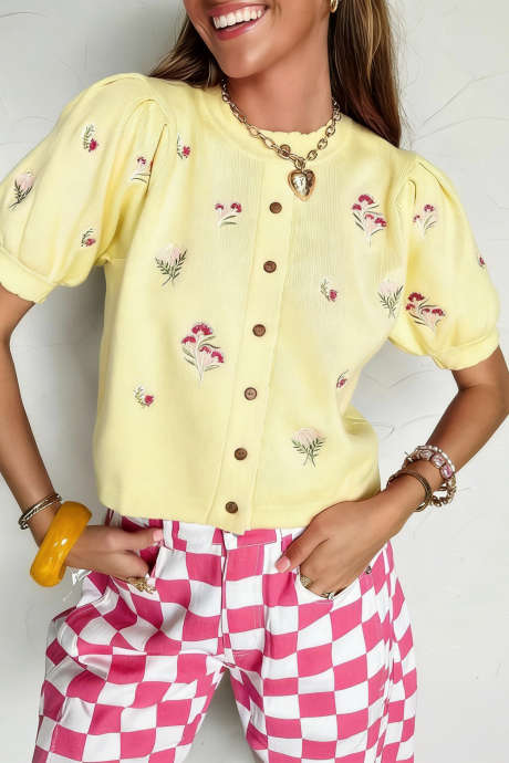Rumen pleten top z napihnjenimi rokavi in ​​cvetličnim vezenjem ter gumbi