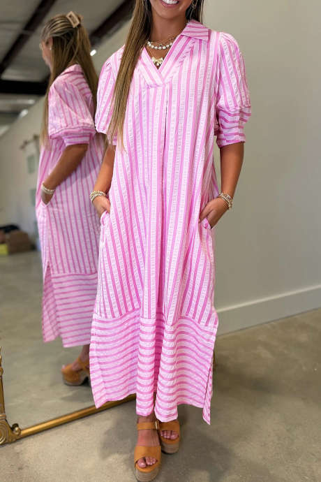 Roza črtasta teksturirana dolga obleka z napihnjenimi rokavi in ​​ovratnikom v V-izrezu