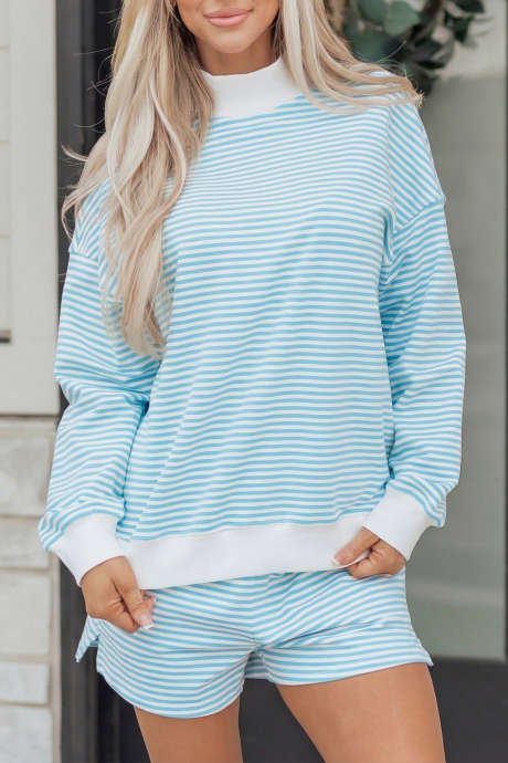 天蓝色条纹宽松高领卫衣和短裤套装