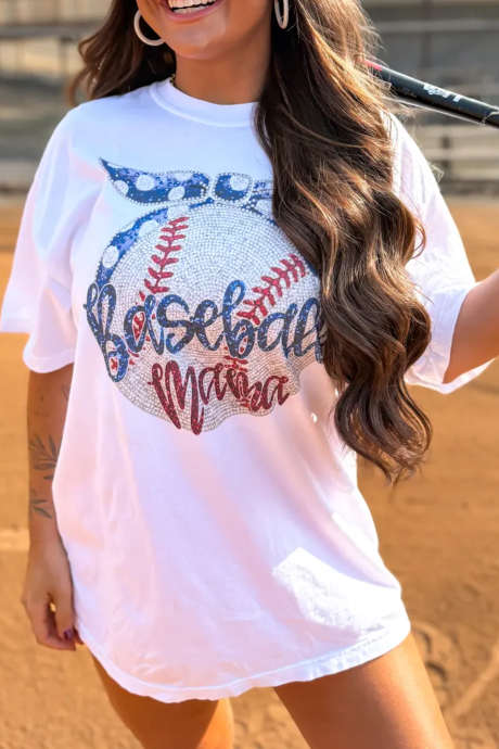 Bela majica z umetnimi okrasnimi kamni in grafiko za bejzbol na beli barvi