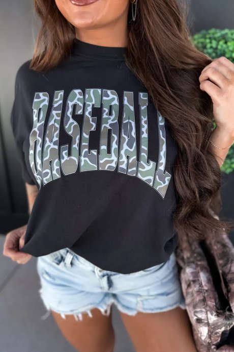 Črna majica z maskirnim vzorcem za bejzbol na črni podlagi