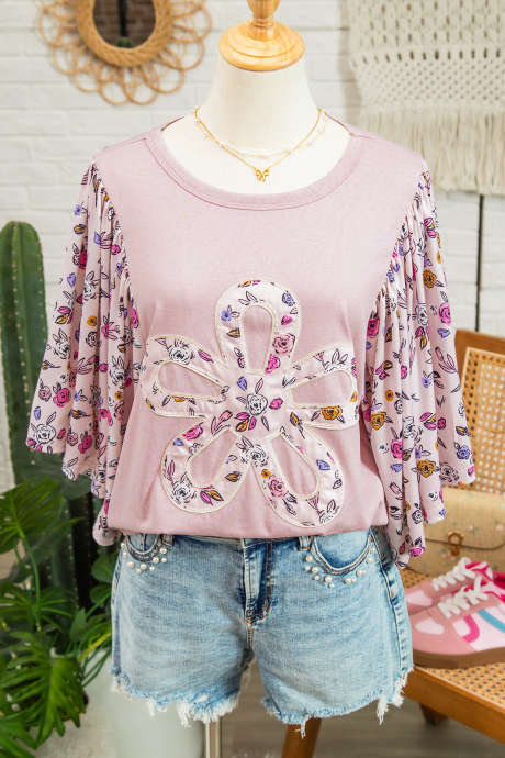 Blusa fluida de manga corta con parches florales en contraste rosa