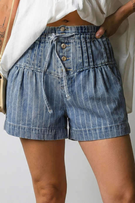 Himmelblå stripete snøring med knapper og plisserte denimshorts med høy midje