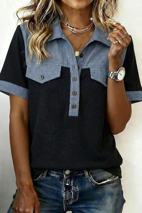 Svart vaffelstrikket denimpolotopp med fargeblokker og lappeteppe og knappeklaff