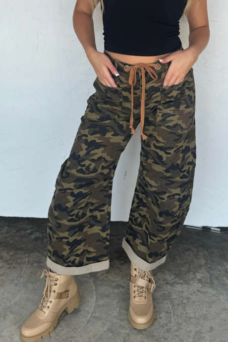 Blugi lejeri cu imprimeu retro de camuflaj multicolor, cu inele de prindere și talie legată