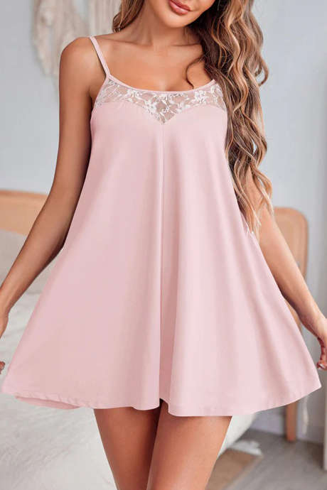 Lyserosa nattkjole med gjennomsiktig blonde og lappeteppe