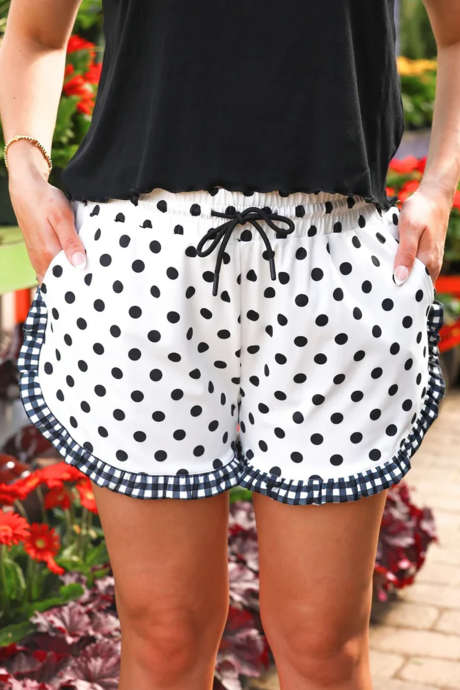 Hvite shorts med polkaprikker og kontrastfarget rysjer