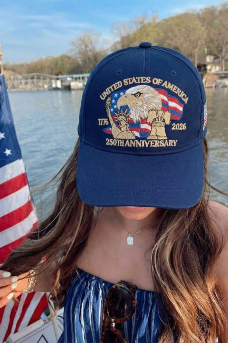 Mørkeblå patriotisk brodert baseballcaps for USAs 250-årsjubileum