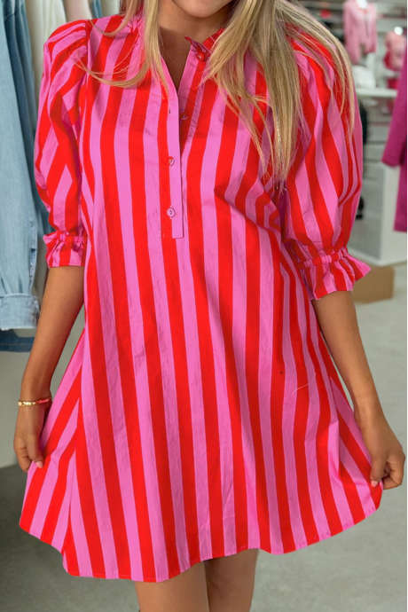 Rød stripete løs minikjole med halv knapp og snøring bak og puffermer