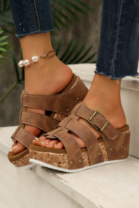 Pantuflas de plataforma con cuña de corcho, estilo retro, de cuero vegano marrón con tachuelas y diseño de jaula.