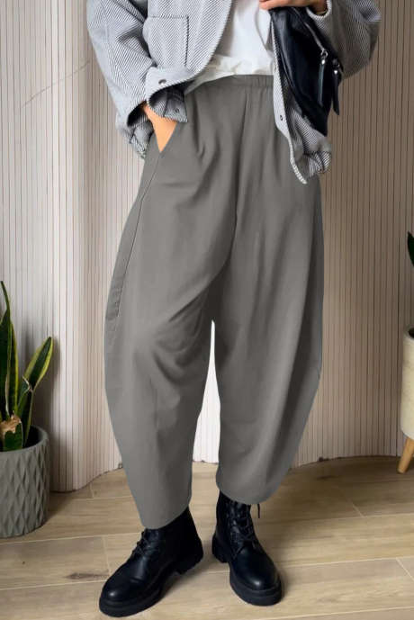 Mellomgrå ensfargede elastiske bukser med lomme i midjen