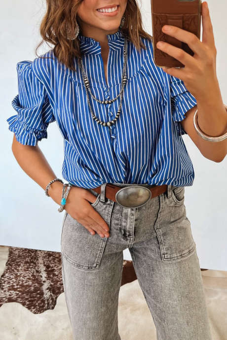 Blå stripete bluse med korte puffermer og knapper foran