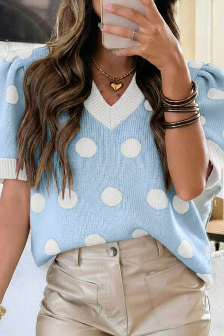 ライトブルーの水玉模様のパフ半袖セータートップス