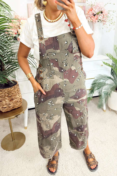 Grønn kamuflasjetrykk med leoparddetaljer og løs denimoverall, cropped jumpsuit