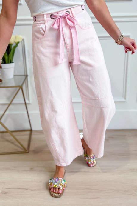 Lyserosa ensfargede jeans med malje og knyting i midjen