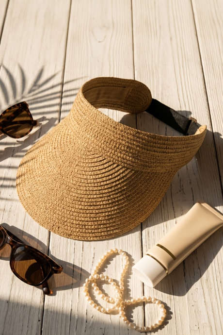 Lys fransk beige stråvevd hatt med bred brem og visir