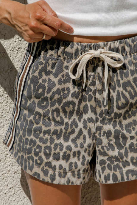 Flerfargede stripete detaljer med snøring i leopard-denimshorts
