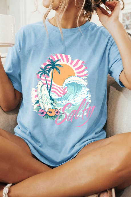 Lichtblauw T-shirt met surfprint van een zout strandresort
