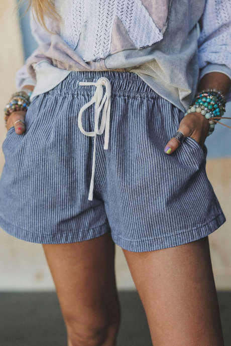 Blå stripete snøring med elastisk midje og avslappet denimshorts