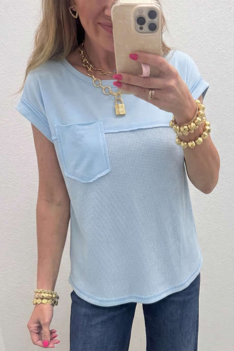 Lyseblå ensfarget rå søm vaffelmønstret lappeteppe casual t-skjorte