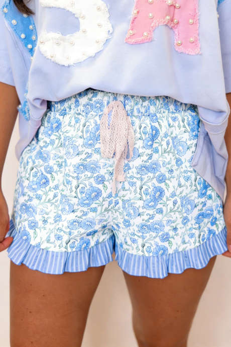 Pantaloni scurți de vară albaștri cu dungi florale și volane, din dantelă și tiv cu noduri